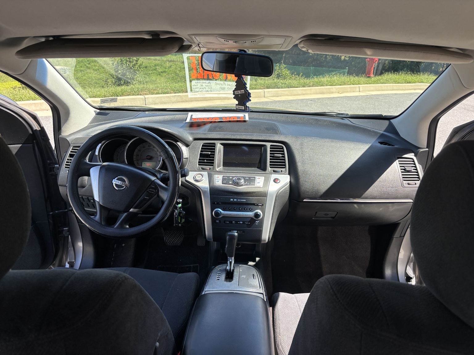 2009 Nissan Murano dashboard and front seats